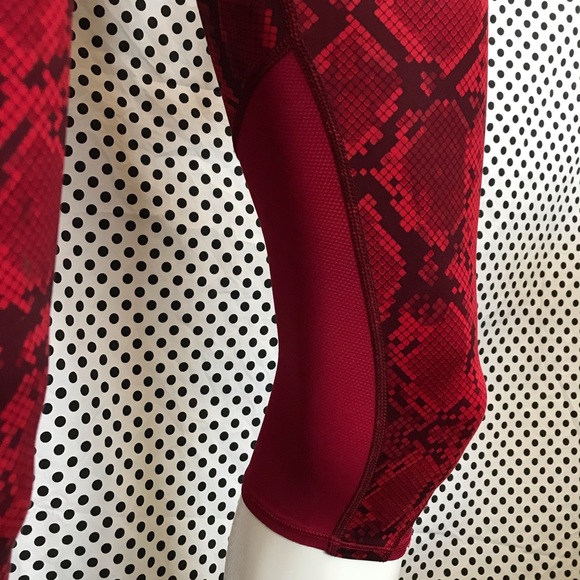 Lululemon Vent It Out Crop Mini Ziggy Snake Red Tide Cranberry Tights Size 6 - Picture 9 of 17